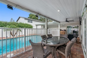 Outdoor dining - 8 minutes from the AIRPORT~ New SaL POOL - WiFi 1gbps/free Parking... BBQ (Tampa)
