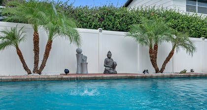 8 minutes from the AIRPORT~ New SaL POOL - WiFi 1gbps/free Parking... BBQ