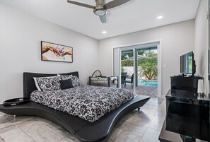 4 bedrooms, in-room safe, iron/ironing board, travel crib - 8 minutes from the AIRPORT~ New SaL POOL - WiFi 1gbps/free Parking... BBQ (Tampa)