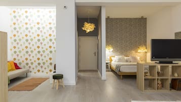 1 slaapkamer, een bureau, een strijkplank/strijkijzer, reisbedje