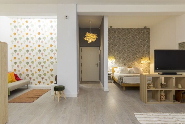 1 chambre, bureau, fer et planche à repasser, lit parapluie