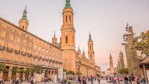 A historic square with a prominent church featuring tall towers and a large central dome. - Modern apartment in the historic center !!! (Zaragoza)