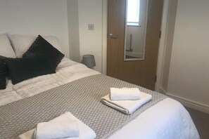 2 slaapkamers, een strijkplank/strijkijzer, beddengoed