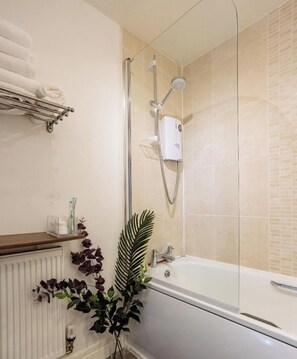 Combined shower/bathtub, deep-soaking bathtub, hair dryer, towels