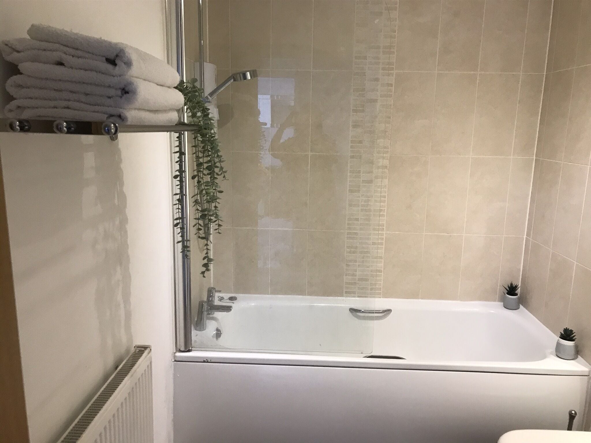 Apartment | Bathroom | Combined shower/tub, deep soaking tub, hair dryer, towels