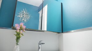 Apartemen | Kamar mandi | Shower dan handuk