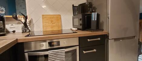 Kühlschrank, Mikrowelle, Ofen, Herdplatte