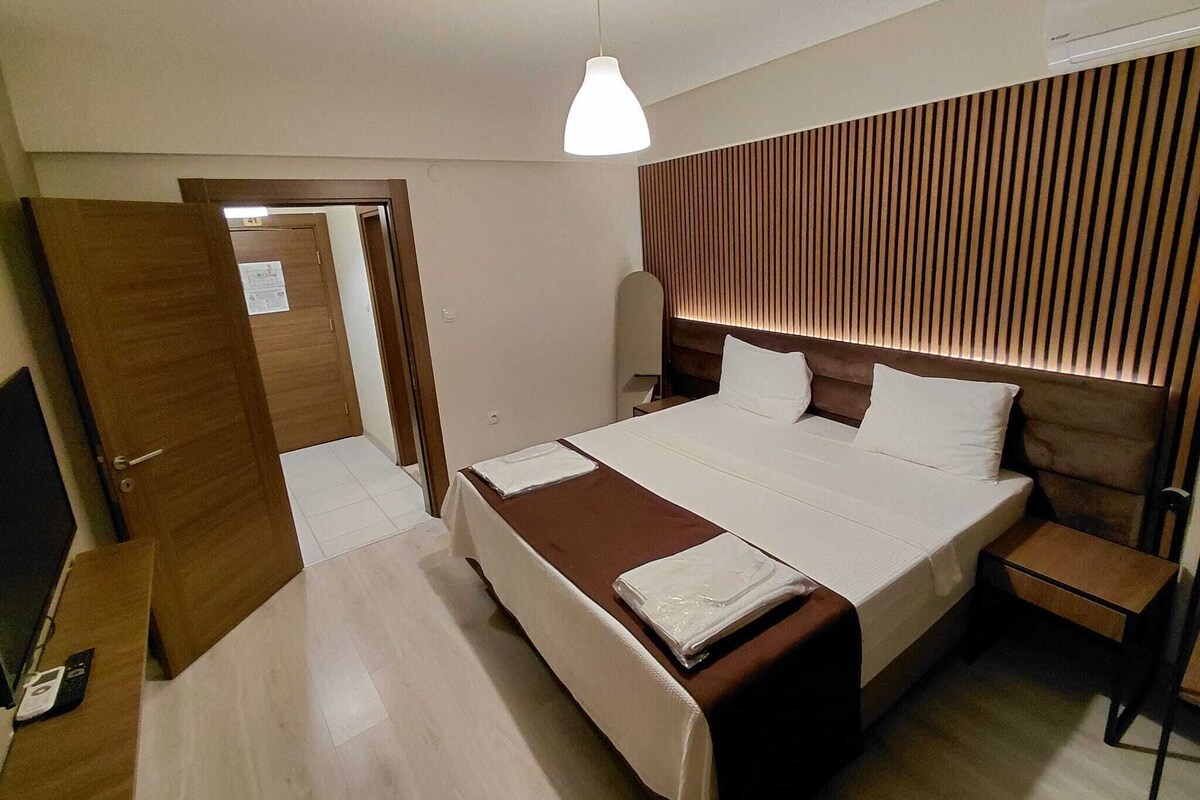 Tabla de planchar con plancha, wifi gratis y ropa de cama