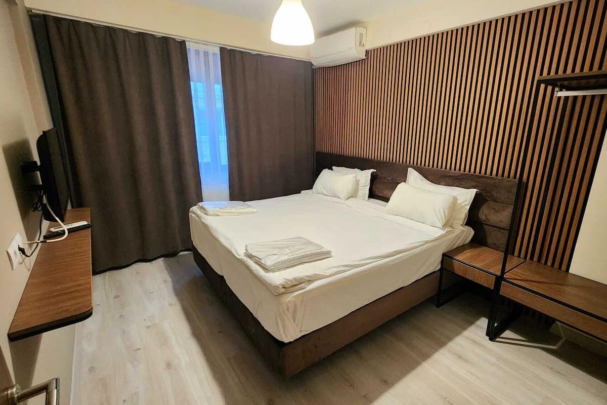 Family Room | Minibar, iron/ironing board, free WiFi