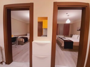 Minibar, escritorio y espacio para trabajar con laptop