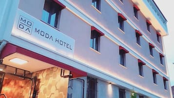 Moda Hotel features a modern architectural design with a flat facade and evenly spaced windows.