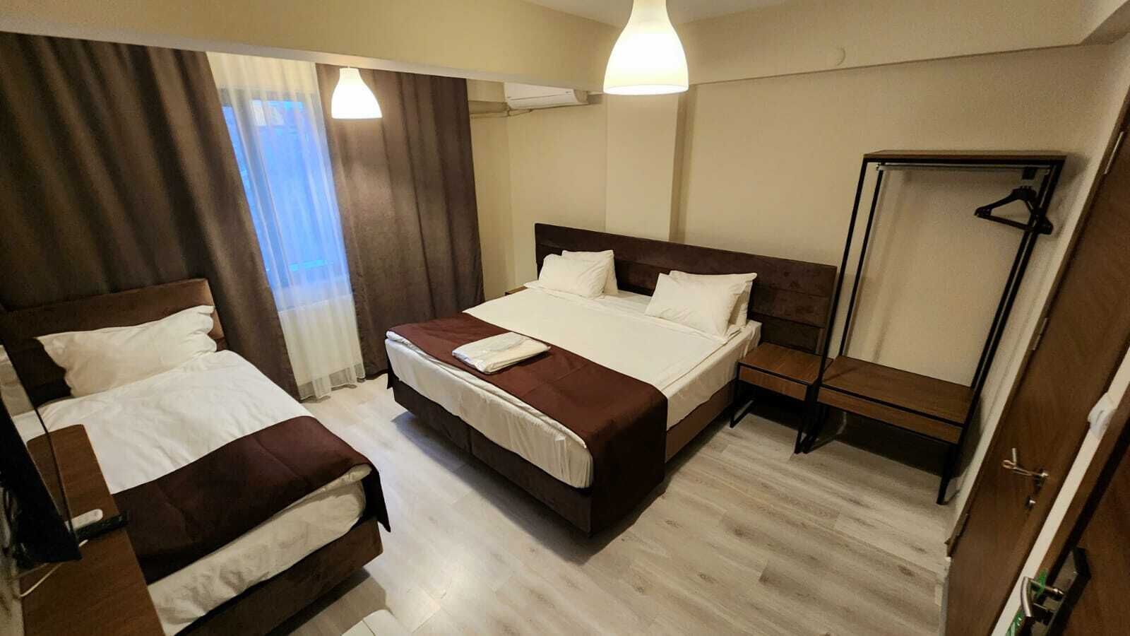 Chambre triple | Minibar, fer et planche à repasser, accès au Wi-Fi (inclus)