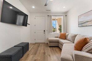 Condo, 3 habitaciones | Área de sala de estar | Smart TV