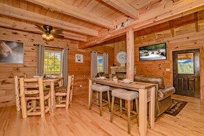 Dining - Gone To Therapy, Game Room, FREE Attraction tickets for each paid day, Hot Tub!! (Sevierville)