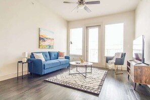 Televisión y oficina 