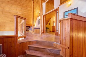 Interior - Lakeside Retreat w/Private Sandy Beach and Hot Tub (Leavenworth)