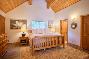 3 bedrooms, iron/ironing board, free WiFi, bed sheets - Lakeside Retreat w/Private Sandy Beach and Hot Tub (Leavenworth)