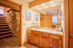 Hair dryer, towels - Lakeside Retreat w/Private Sandy Beach and Hot Tub (Leavenworth)