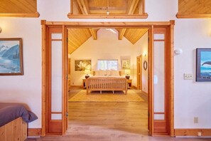 3 bedrooms, iron/ironing board, free WiFi, bed sheets - Lakeside Retreat w/Private Sandy Beach and Hot Tub (Leavenworth)