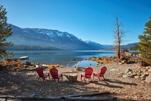 Beach - Lakeside Retreat w/Private Sandy Beach and Hot Tub (Leavenworth)