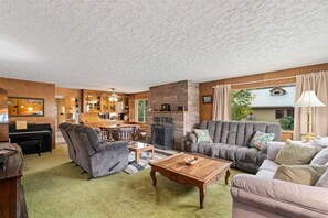 Een televisie en een open haard