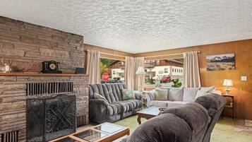 Televisión y chimenea