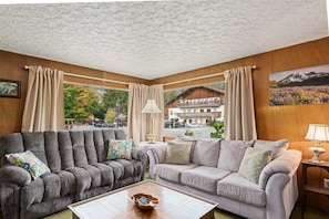 Smart TV, fireplace, DVD player