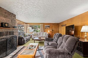 Een televisie en een open haard