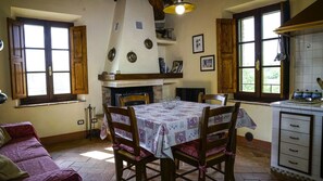 Dining - Casa Del Fattore (Monteriggioni)