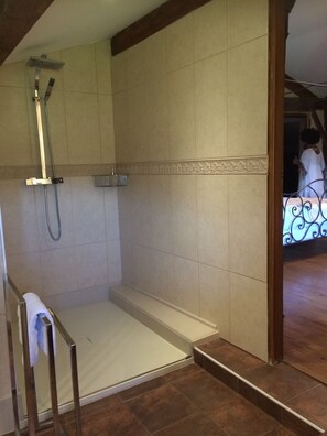 7 habitaciones, tabla de planchar con plancha, wifi y ropa de cama 
