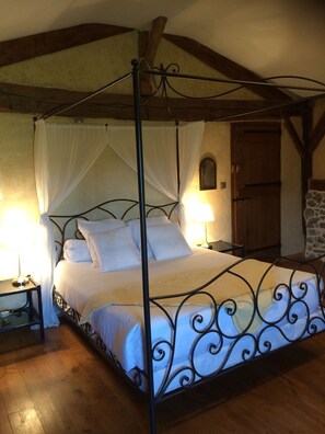 7 bedrooms, iron/ironing board, WiFi, bed sheets