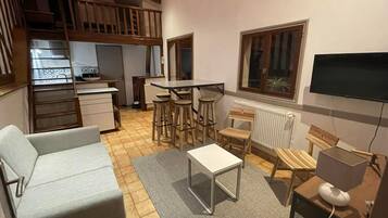 TV connectée, cheminée, table de tennis de table