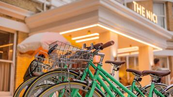 Varias bicicletas están estacionadas frente a un edificio con un letrero que dice THE NICO.
