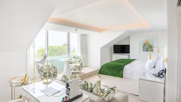 Minibar, caja de seguridad en la habitación y escritorio