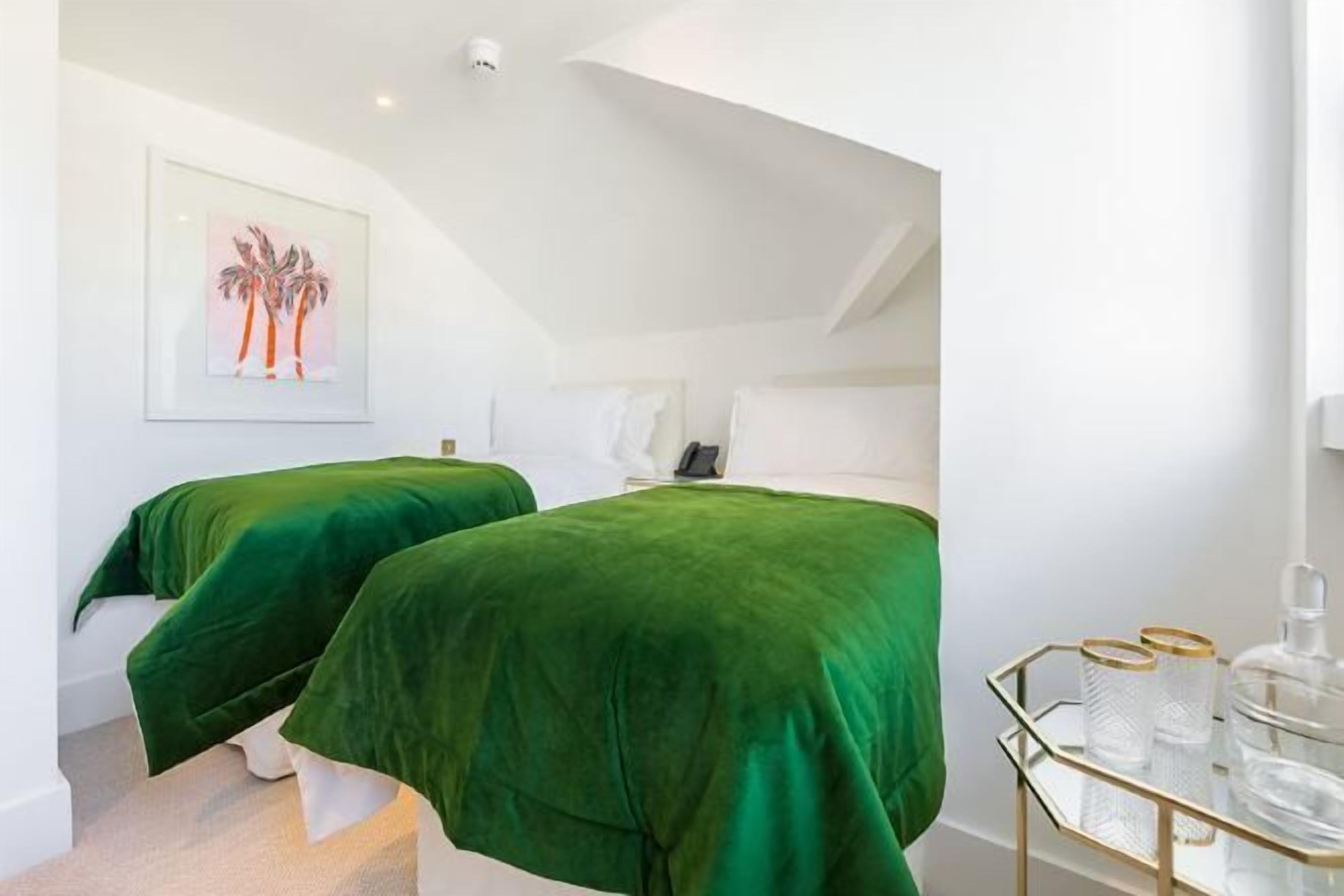 迷你吧、客房內保險箱、書桌、筆電工作空間