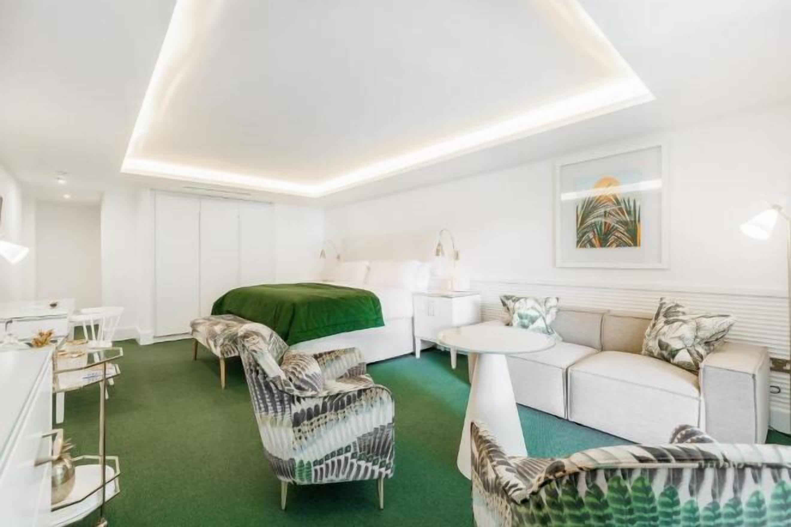 迷你吧、客房內保險箱、書桌、筆電工作空間