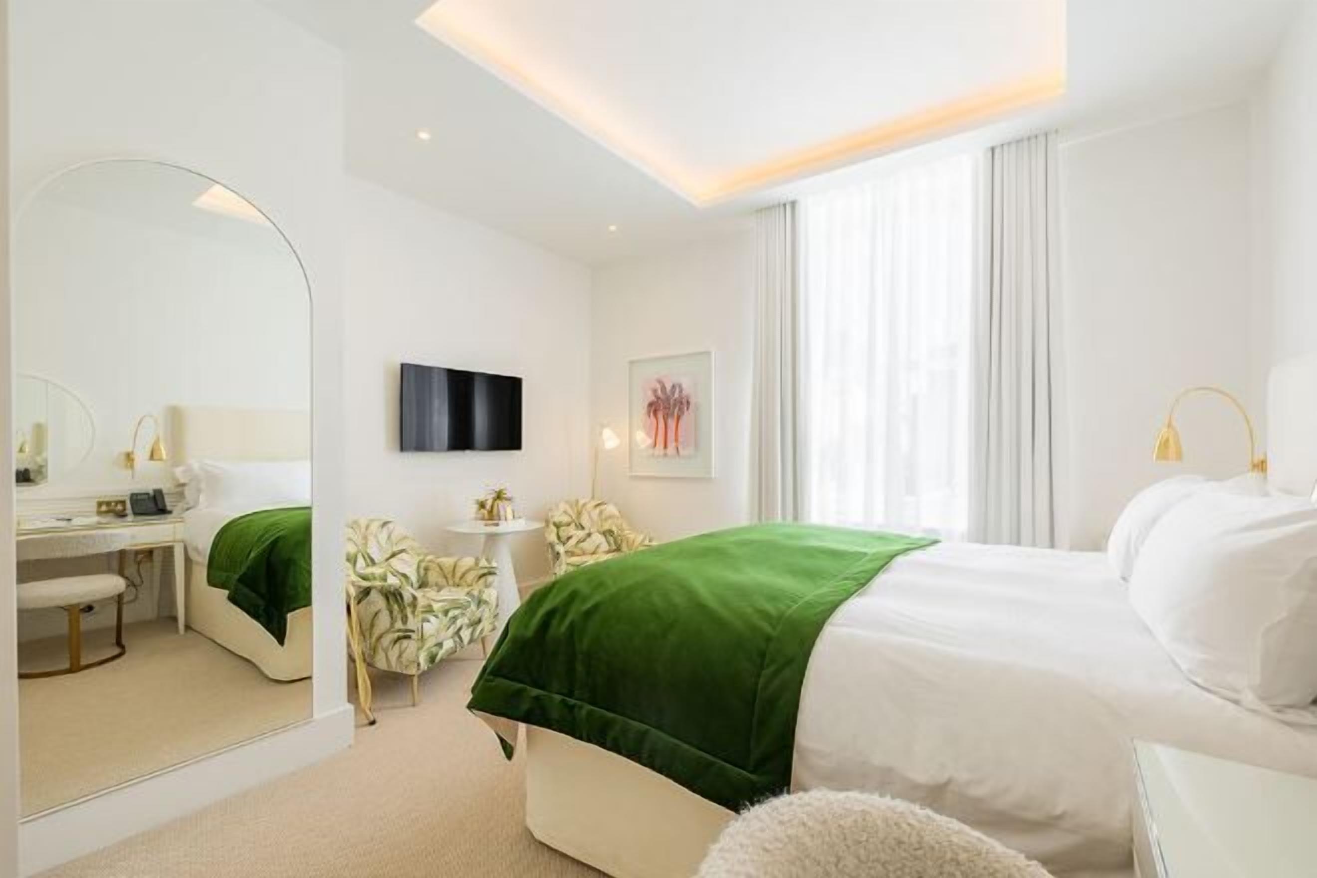 迷你吧、客房內保險箱、書桌、筆  電工作空間