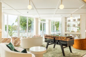 Petit déjeuner, déjeuner et dîner servis sur place, vue sur la piscine