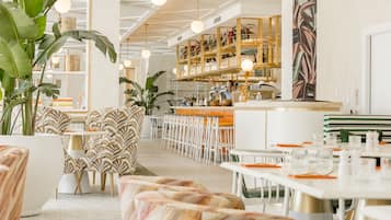Se sirven desayunos y cocina internacional, con vista a la piscina