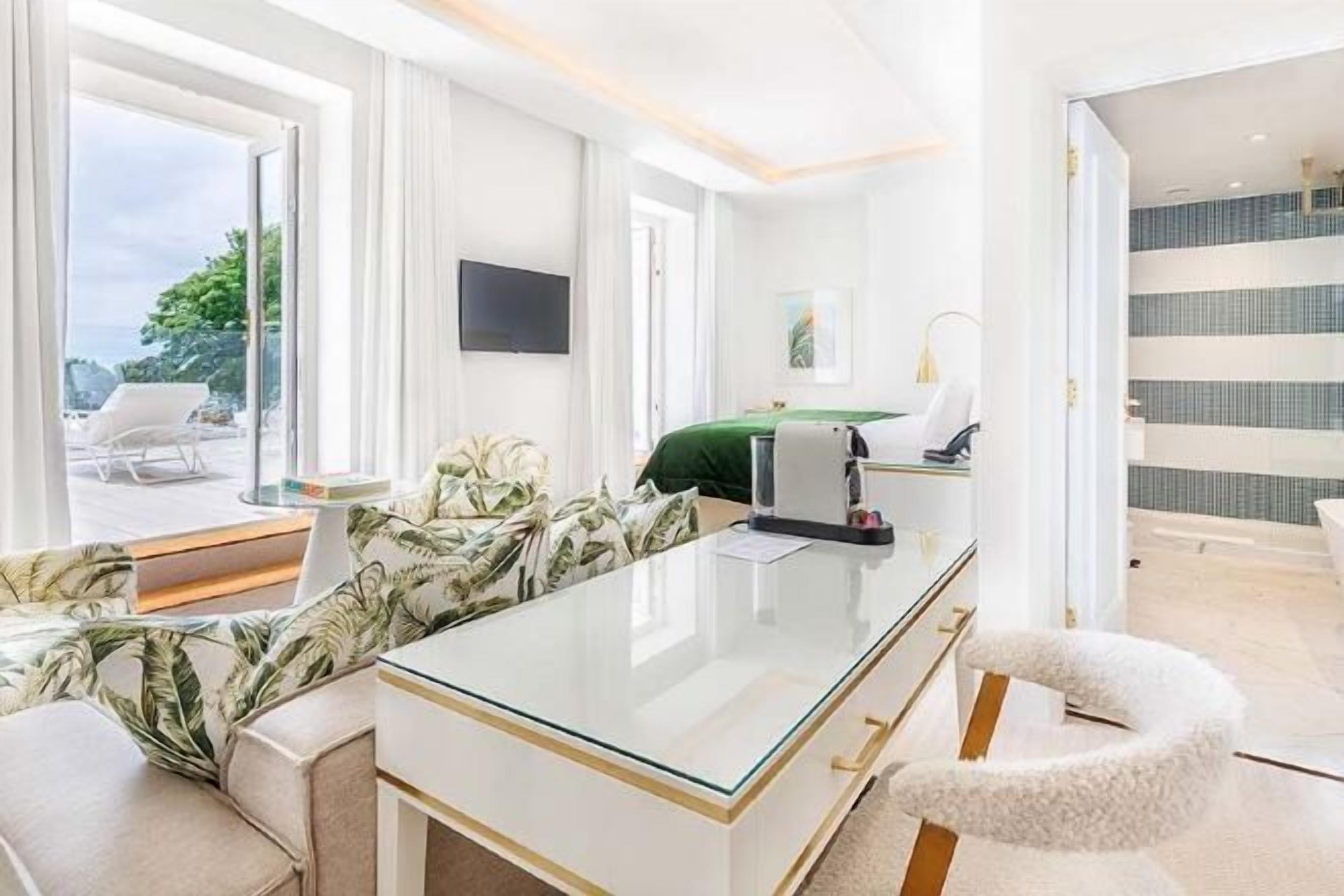 迷你吧、客房內保險箱、書桌、筆電工作空間