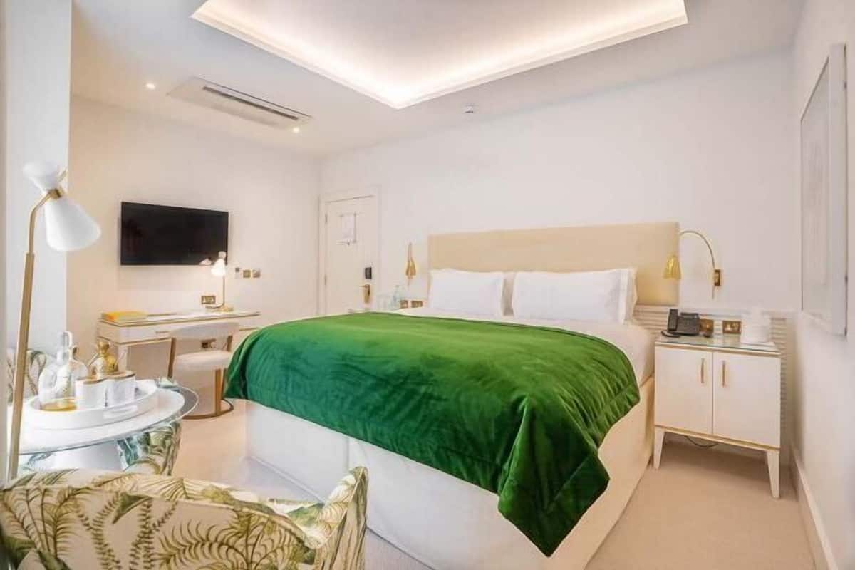 Minibar, brankas, meja kerja, dan ruang kerja ramah laptop