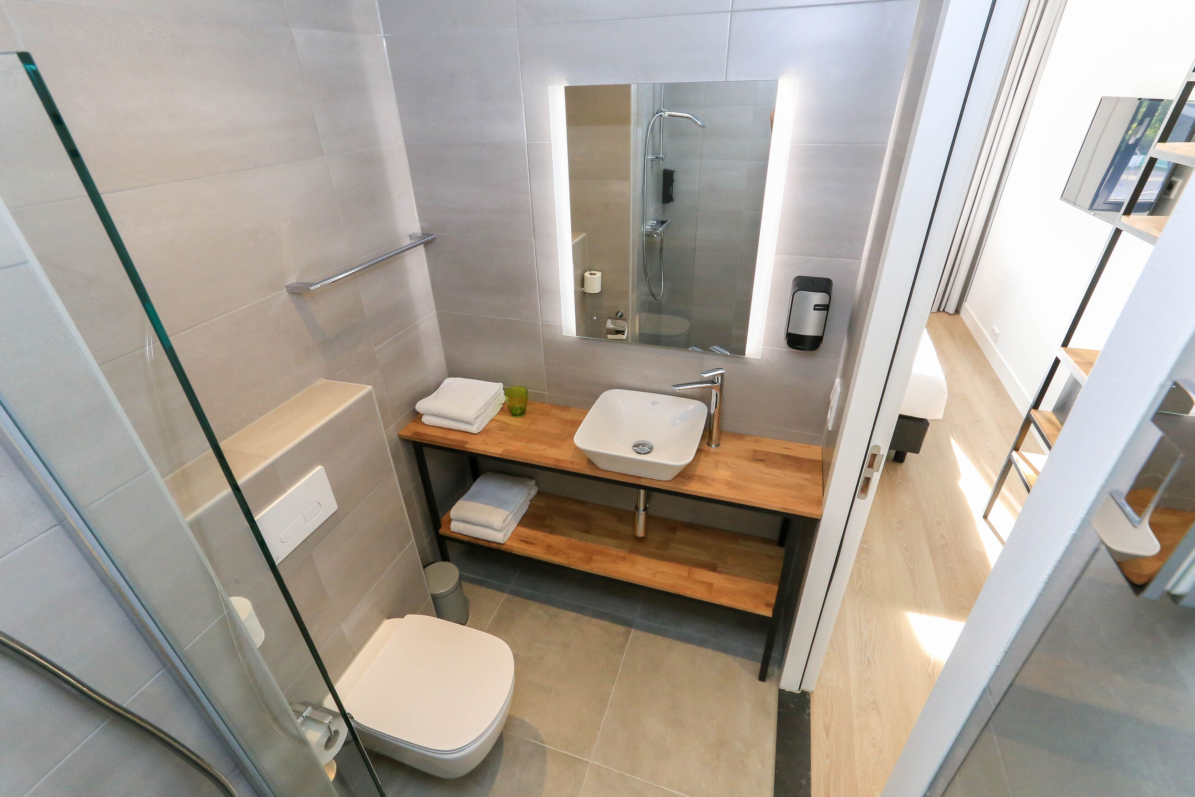 Een douche, handdoeken