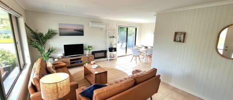 Una televisión, Netflix, libros, servicios de streaming