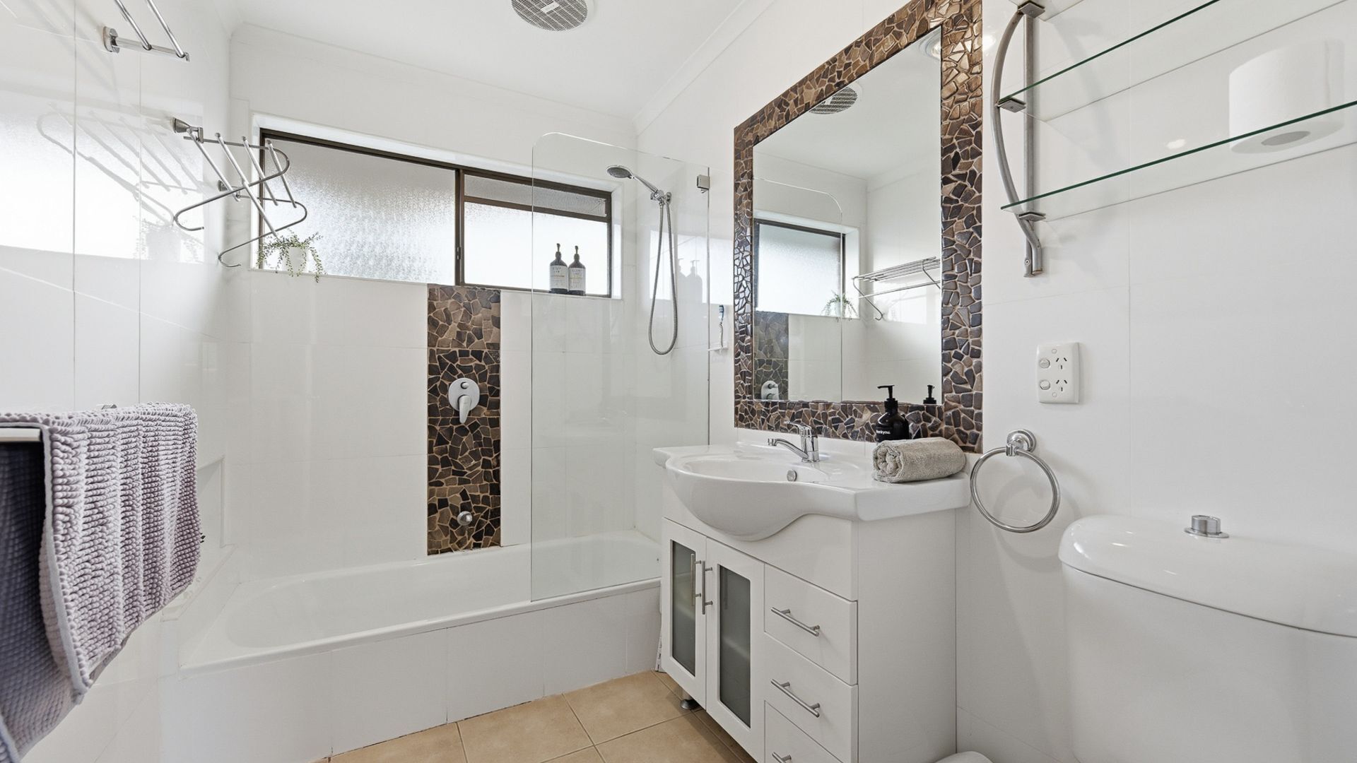 Combined shower/tub, hair dryer, towels