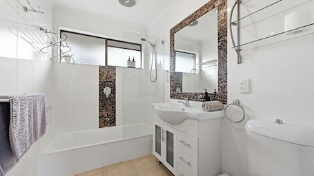 Combined shower/bathtub, hair dryer, towels. Inverloch Shores - Inlet Side