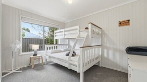 3 habitaciones, tabla de planchar con plancha, wifi y ropa de cama 