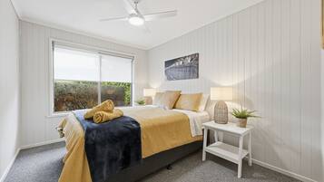 3 bedrooms, iron/ironing board, WiFi, bed sheets