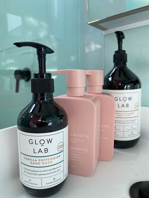 Shower, hair dryer, towels, soap - Simple and Convenient Alexandria/Eveleigh (Alexandria)