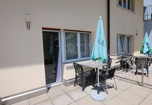 Terrace/patio - Hôtel du Quai (Villeneuve)