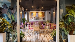 供應早餐、午餐及晚餐